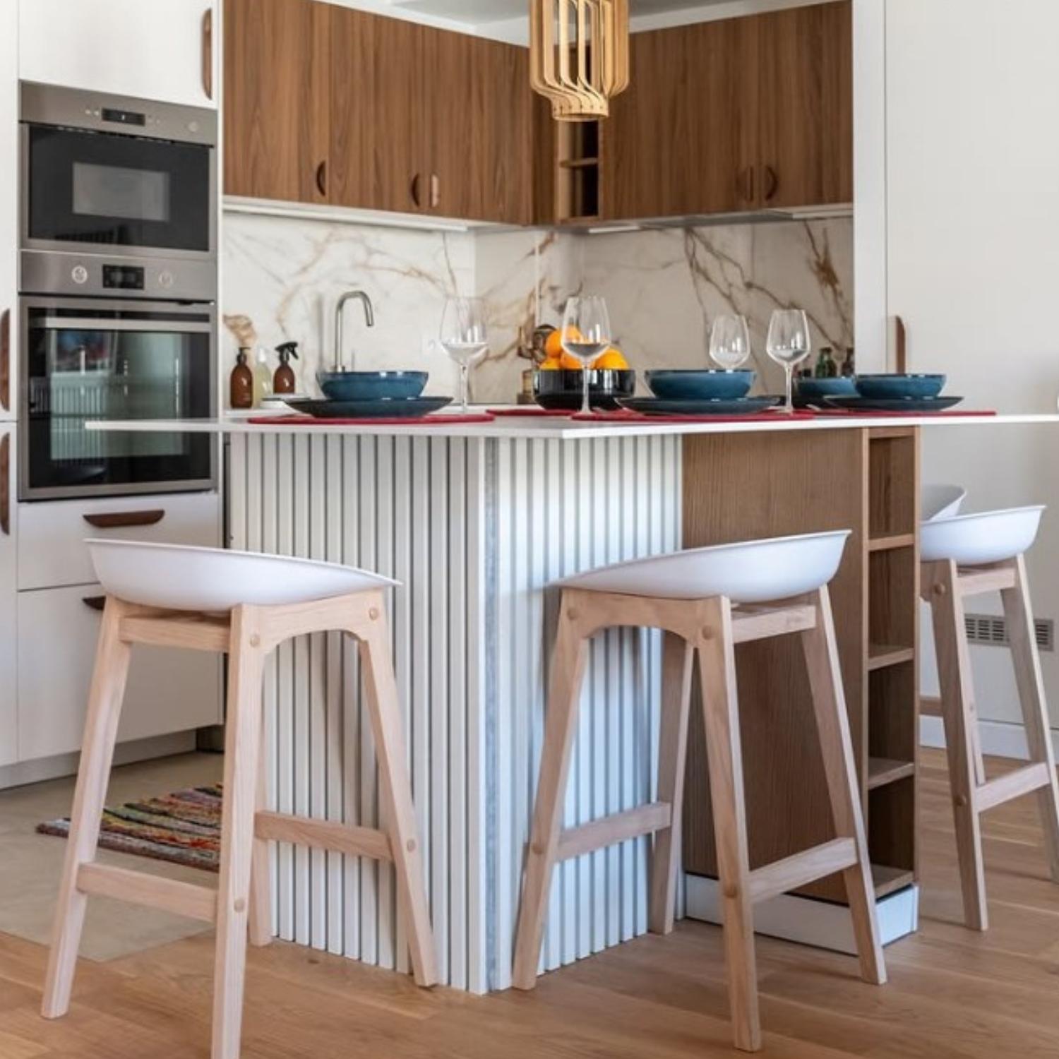 Lot de 4 tabourets de bar 75 cm en chêne et assise blanche