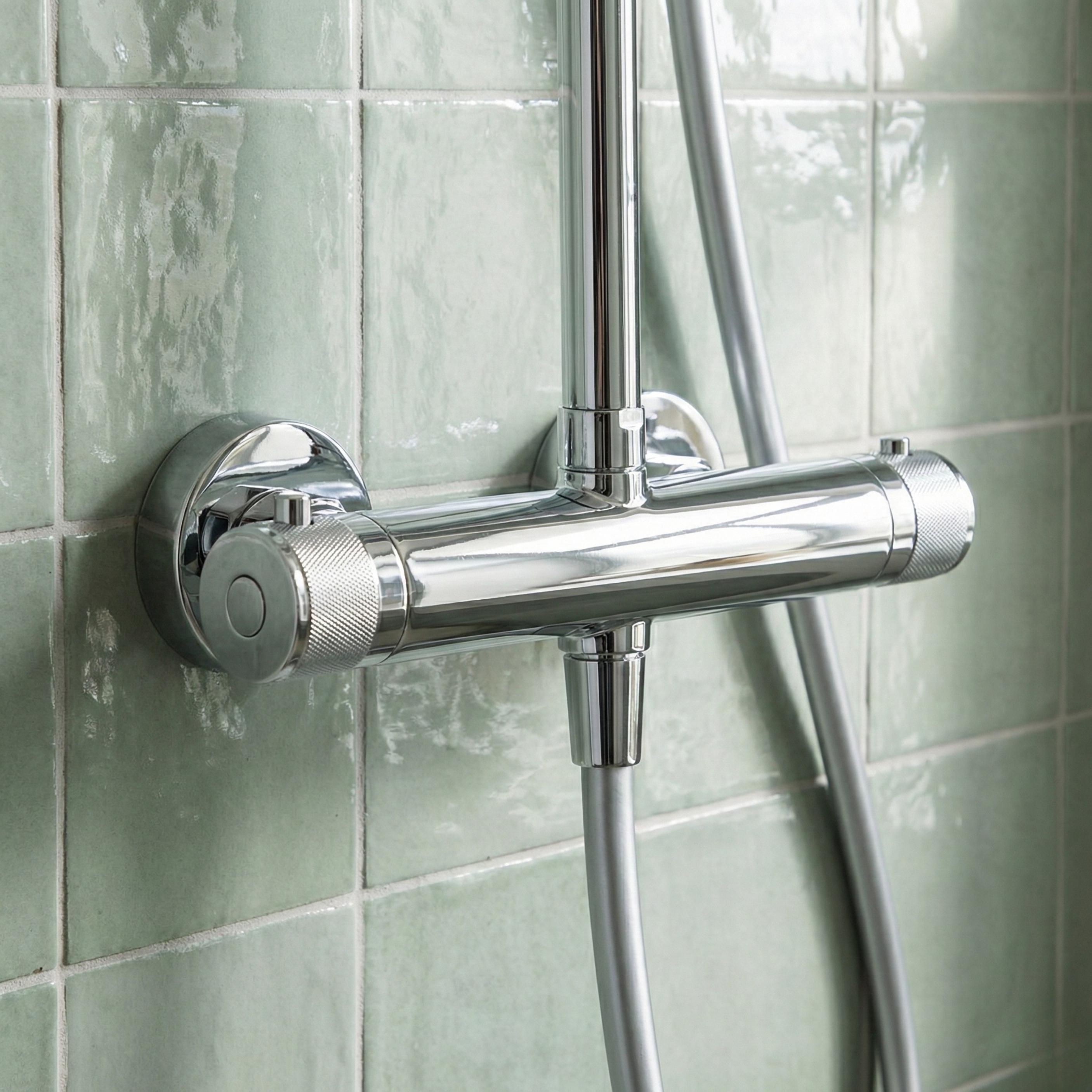 Colonne de douche thermostatique en inox avec tête ronde et poignées guillochées