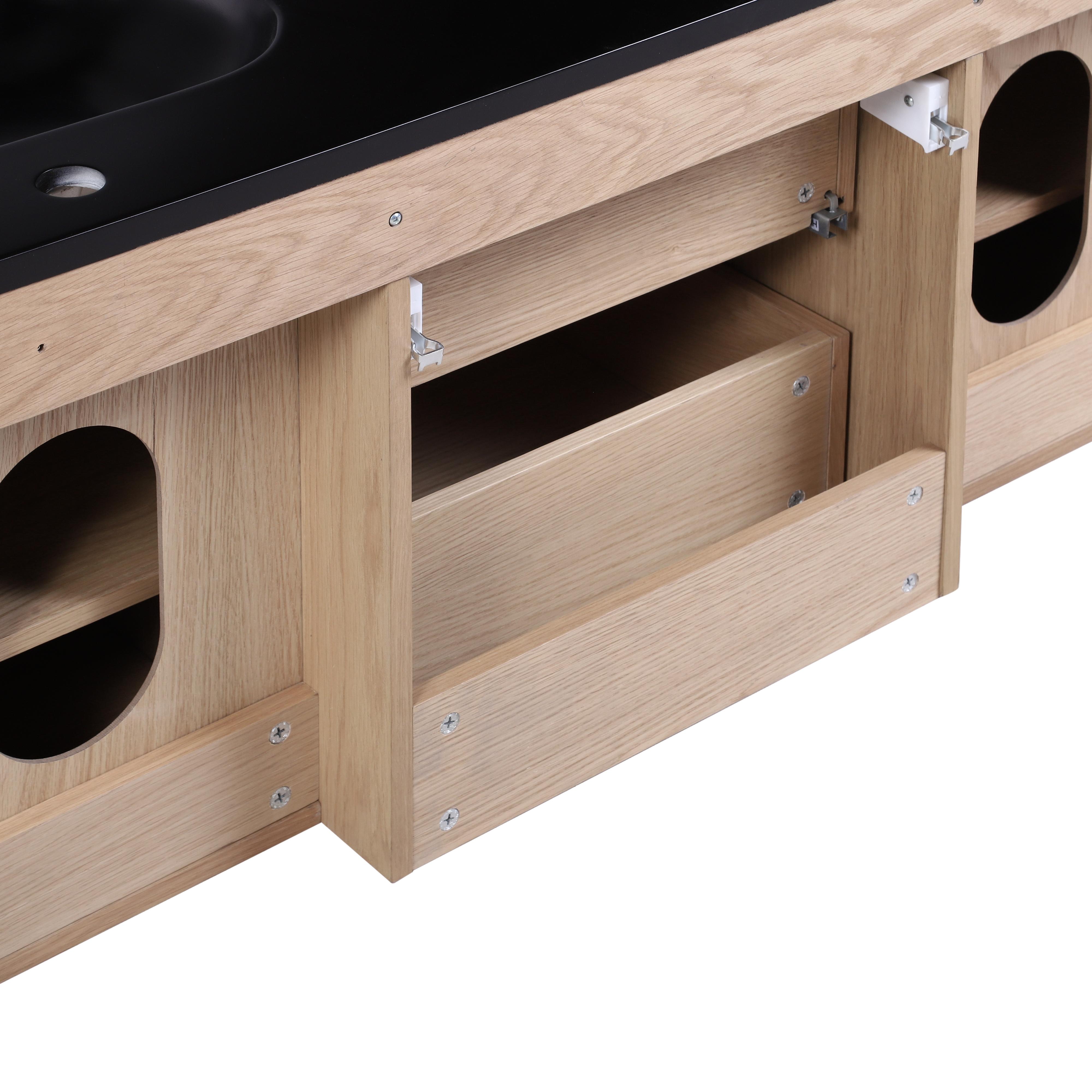 Meuble de salle de bain sur pieds en chêne avec robinets noirs, miroirs ronds et colonne